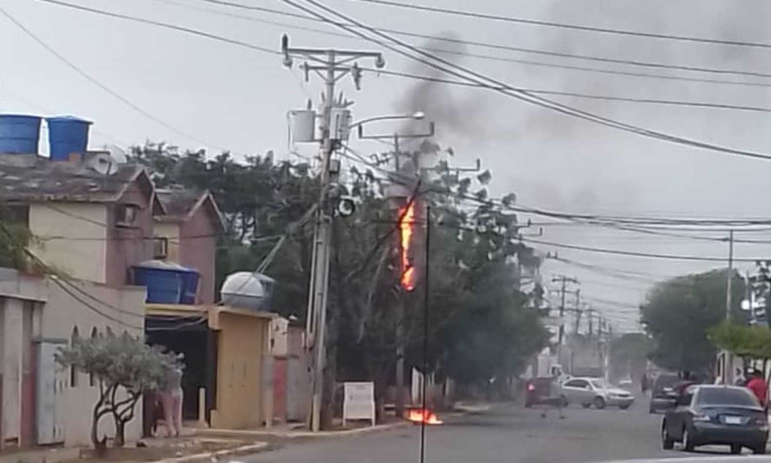 Nueva explosión de poste elétrico en San Jacinto generó incendio por las constantes fluctuaciones (+Video)