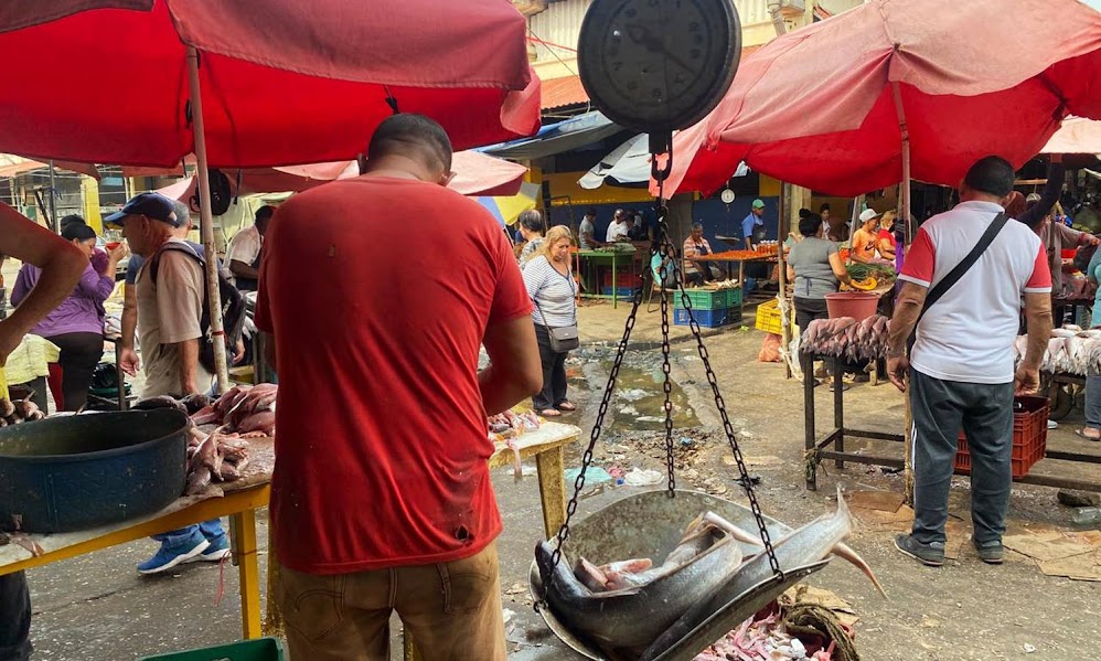 Fraude en Las Pulgas: vendedores de pescado roban a los clientes con pesos adulterados 