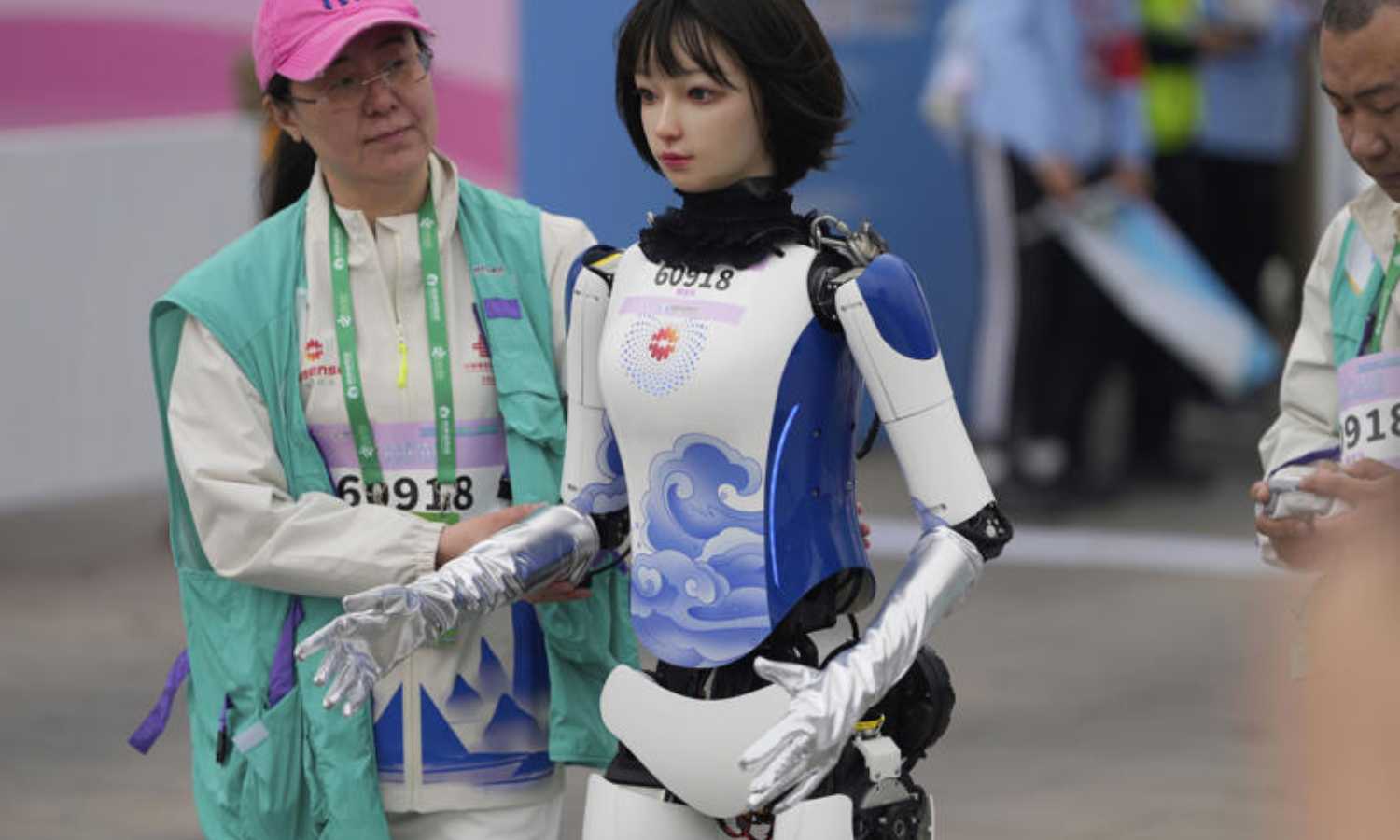 Robots compiten con humanos en la primera media maratón humanoide del mundo: ¡Descubre quién ganó!