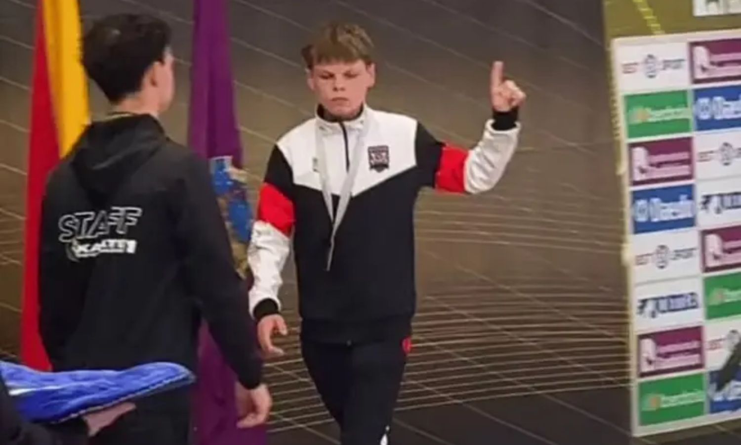 Karateca ucraniano rechaza posar con un ruso en el campeonato Karate 1 Youth League en acto de protesta