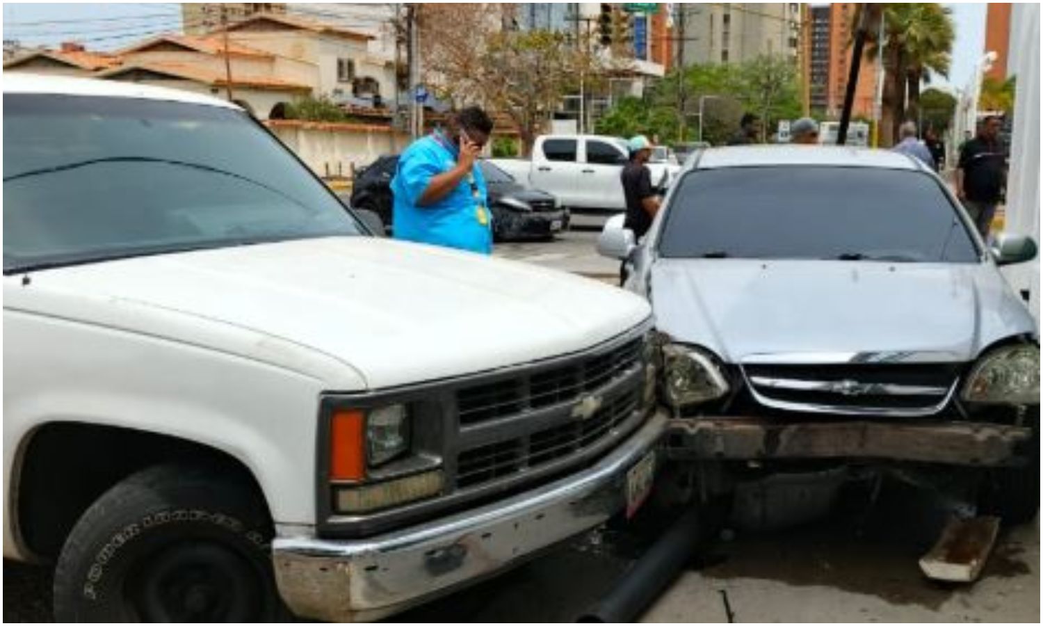 Conductor evade señal de Pare y choca contra otro carro, una camioneta y dos motos en Maracaibo