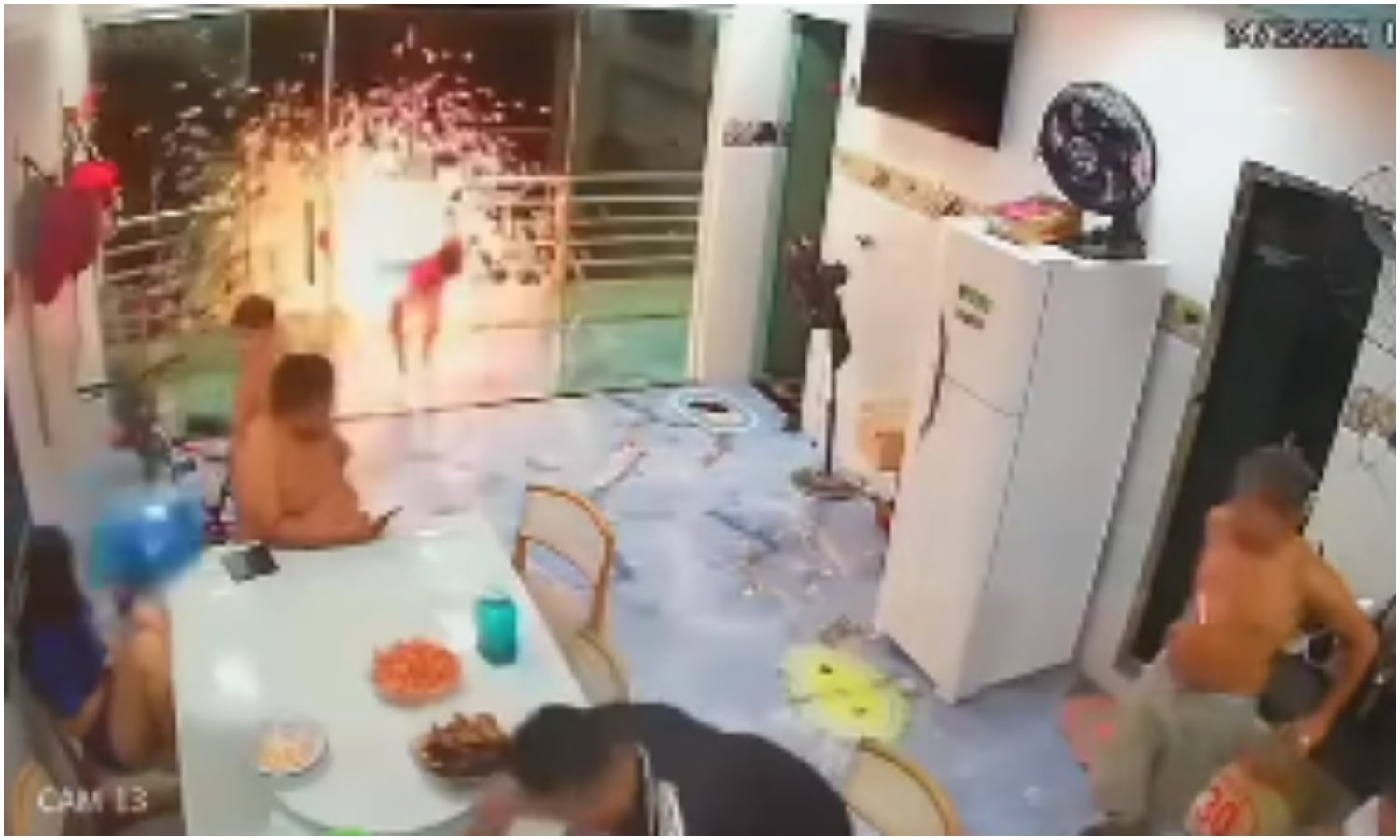 Niña sufre descarga eléctrica tras tocar con un juguete el cableado frente a su balcón