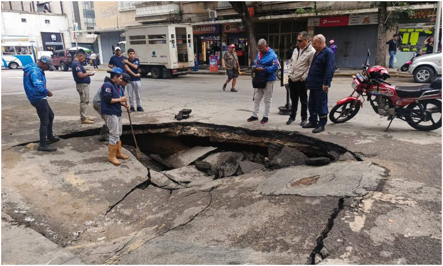 Hundimiento en la avenida Francisco Solano en Caracas «se traga» dos camionetas (+Video)