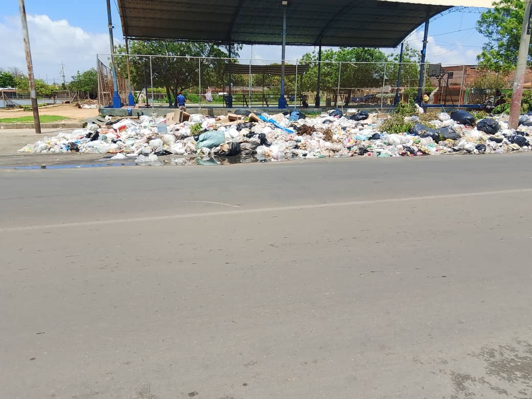 Gran acumulación de basura en cancha entre sectores 9 y 7 de San Jacinto genera preocupación en vecinos