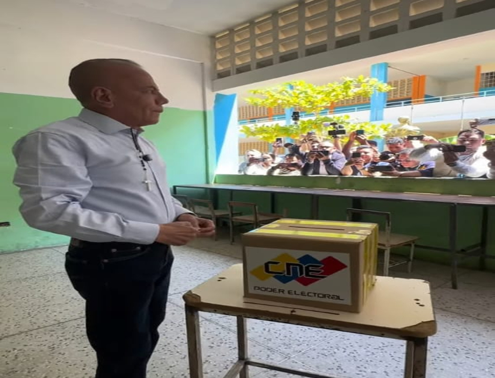Manuel Rosales ya votó en el Udón Pérez y llama a “vencer campañas de incertidumbre en redes sociales” con el sufragio