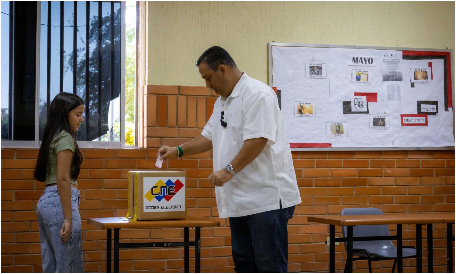 Adrián Romero vota en Maracaibo y llama a los ciudadanos a participar en las elecciones del 25 de mayo