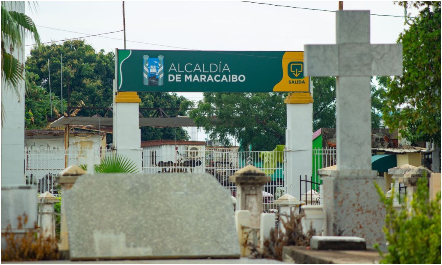Cementerios de Maracaibo completamente desmalezados en víspera del Día de las Madres