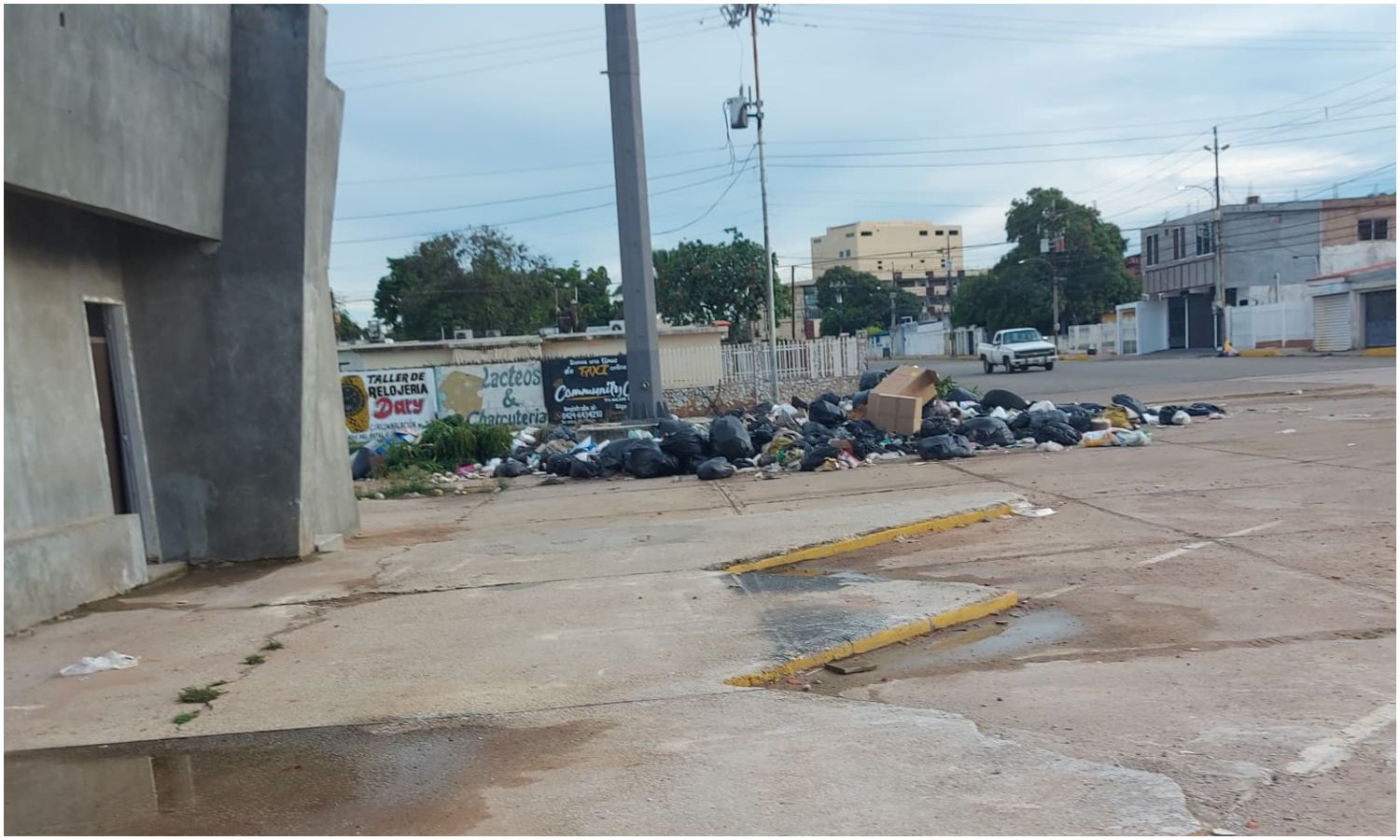 “Las moscas no se soportan”: habitantes de la urbanización La Paz en Maracaibo denuncian que llevan un mes sin recolección de basura