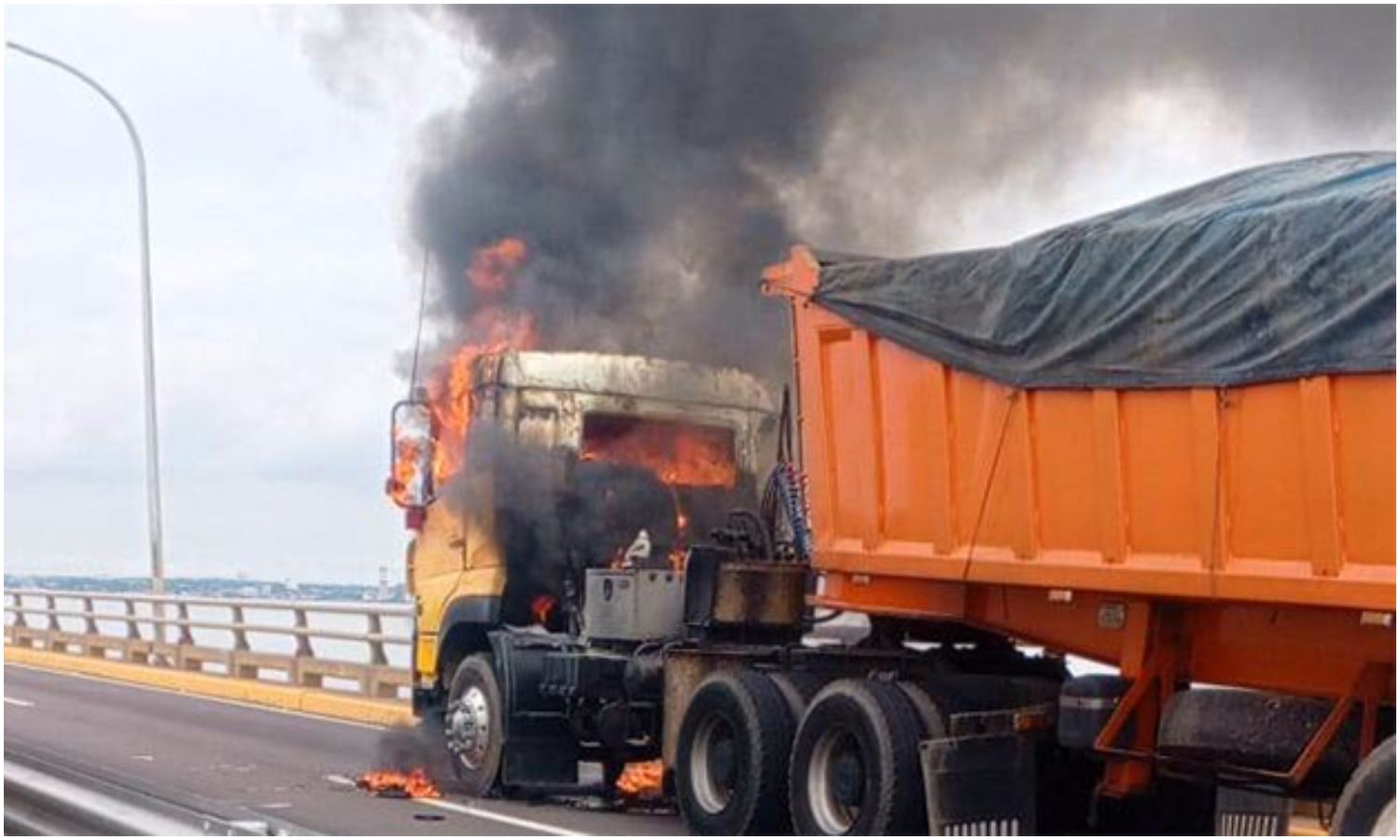Gandola se incendia en el Puente sobre el Lago y genera caos vehicular en sentido a Maracaibo