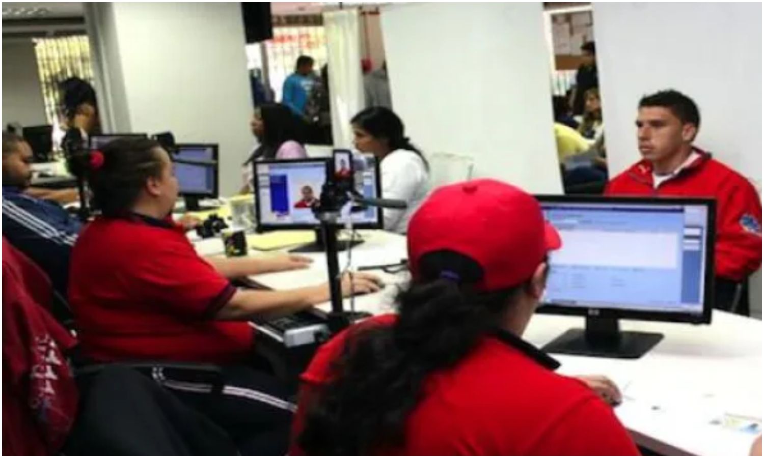 Gobierno restablece horario laboral regular en la administración pública tras levantar medida de ahorro energético