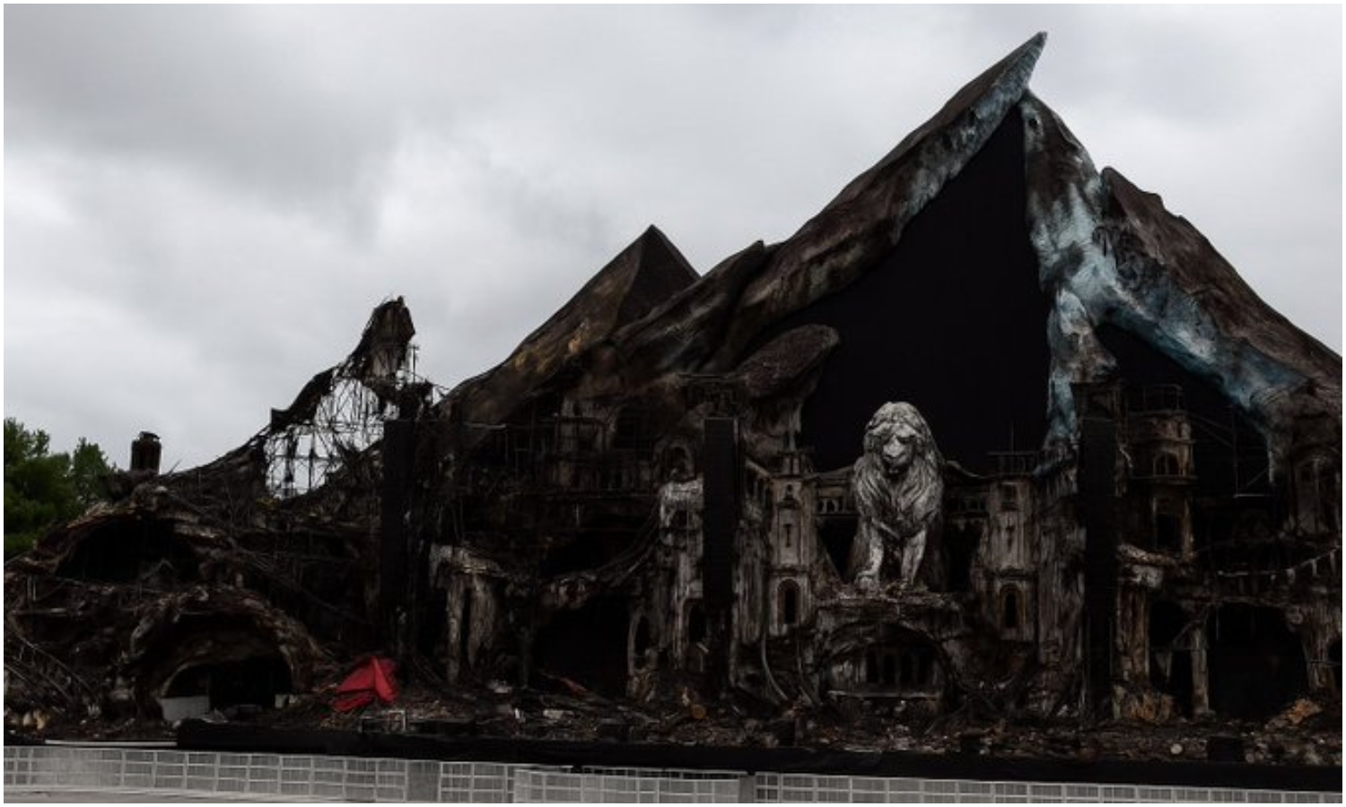 Incendio consume el escenario principal de Tomorrowland a dos días de su inauguración