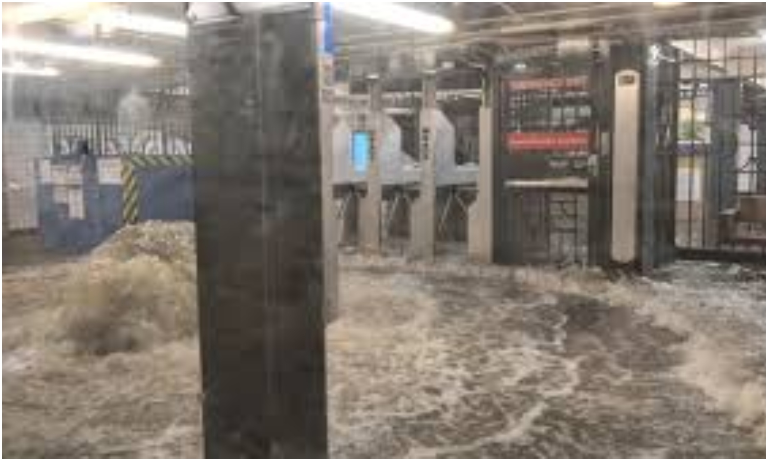Fuertes lluvias generan inundaciones y colapsan estaciones del metro en Nueva York (+Video)