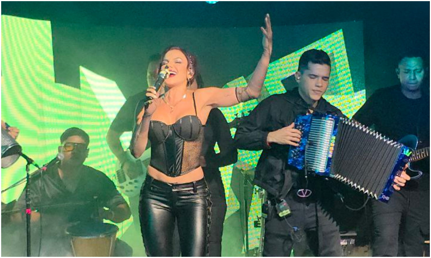 Paola Martínez lanza «Empoderada»: su primer tema inédito que celebra la fuerza femenina