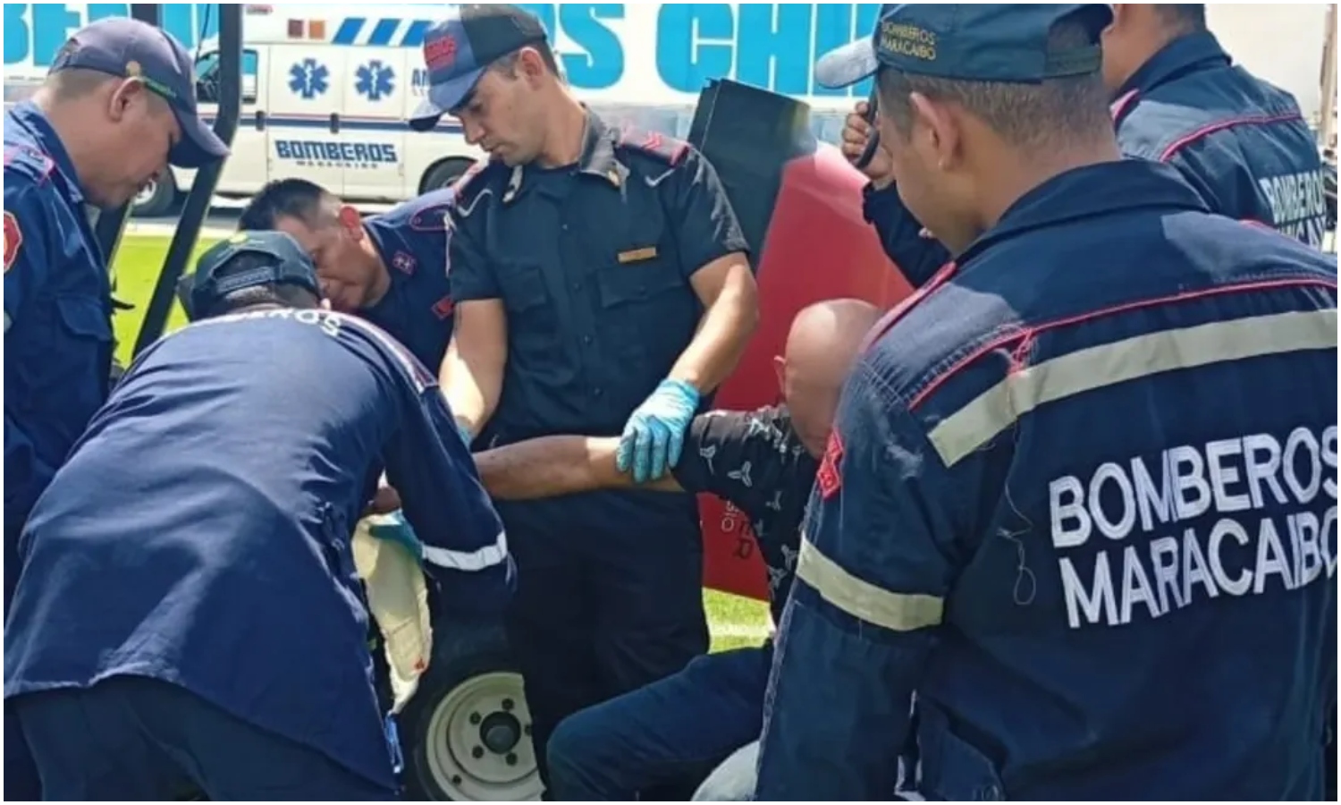 Bomberos rescatan a hombre con la mano atrapada en máquina cortadora de césped en el Pachencho Romero