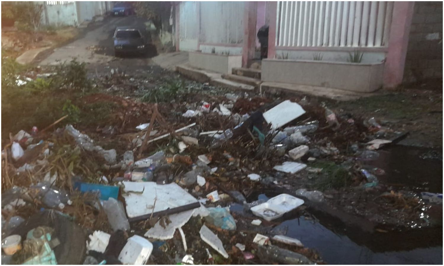 Vecinos del barrio Puerto Rico 1 temen colapso de sus viviendas por desbordamiento de aguas negras