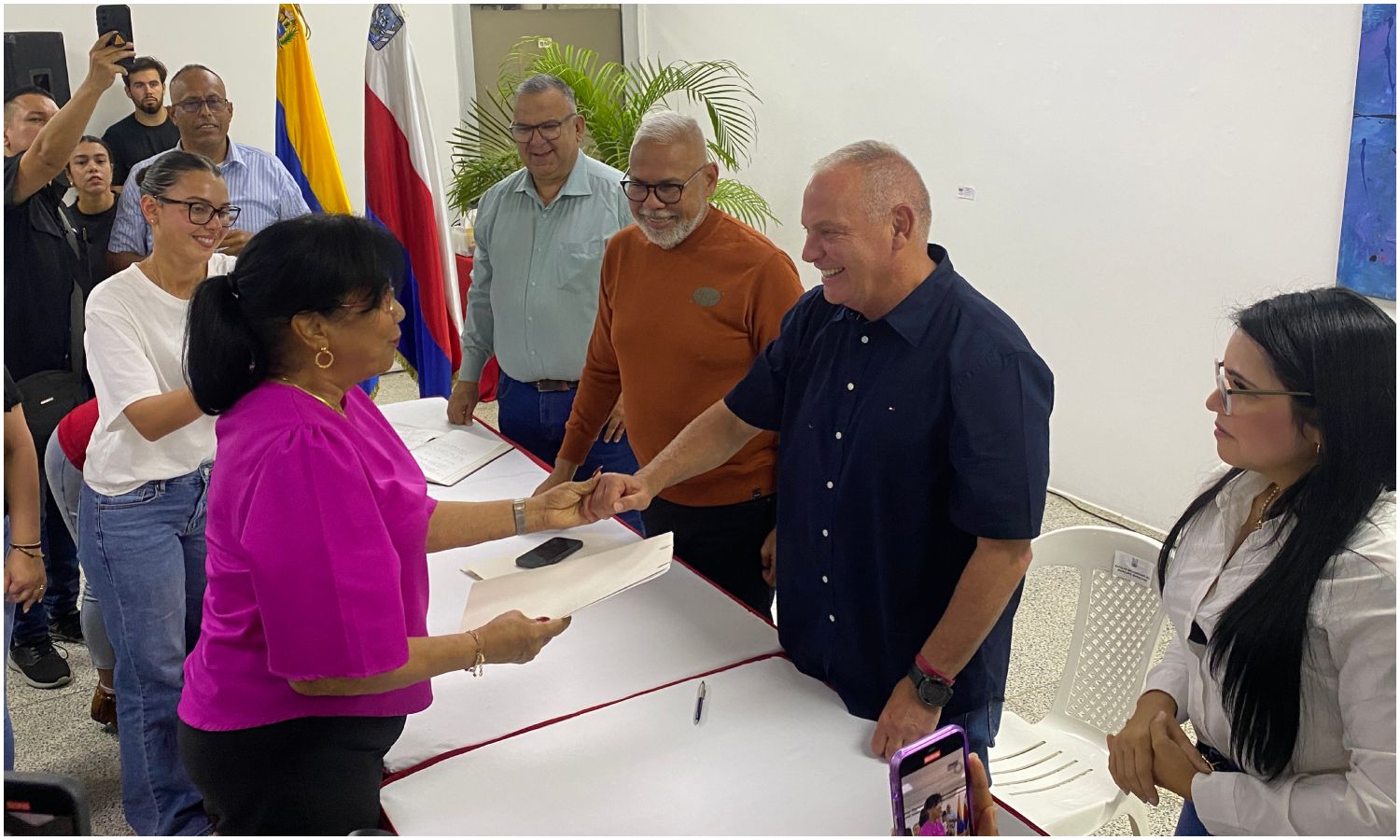 Alcalde Di Martino entregó certificaciones a sindicatos de la Alcaldía de Maracaibo