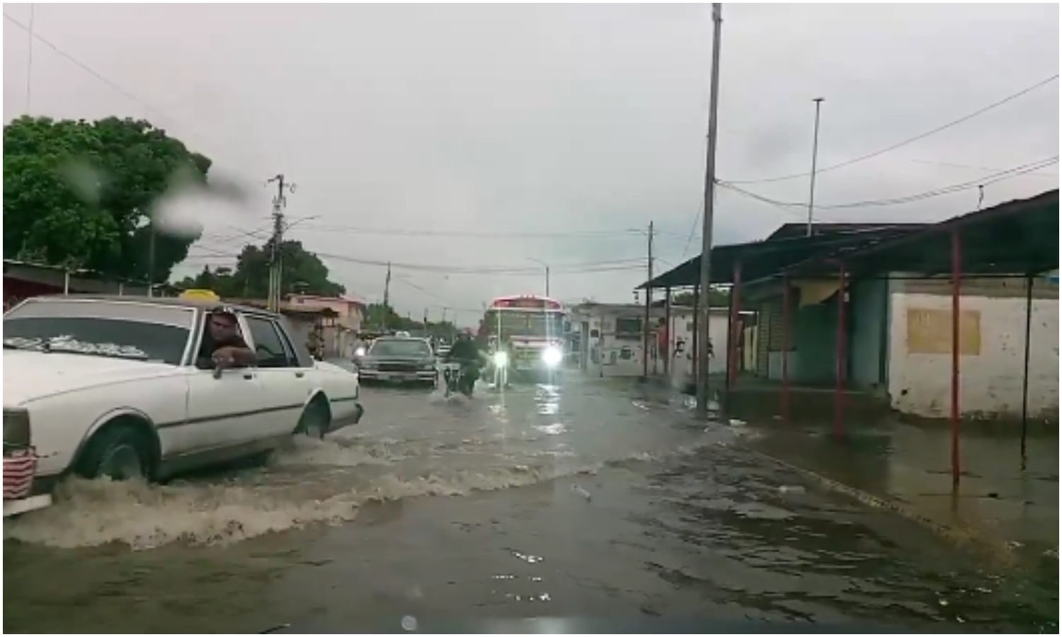Reportan desborde de la cañada Fénix tras fuerte aguacero en Maracaibo