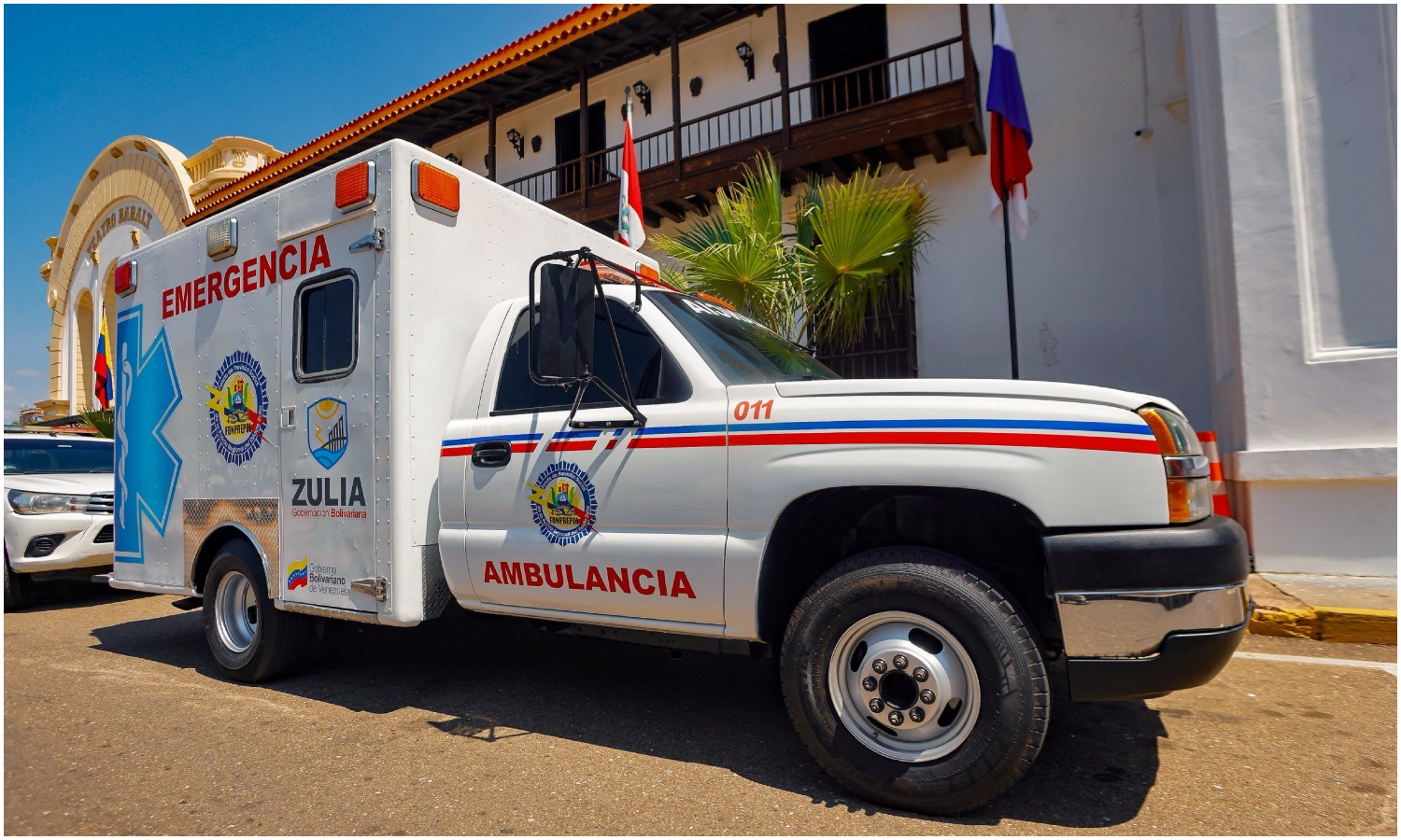 Gobernador Luis Caldera entrega siete ambulancias en Maracaibo y suma un total de 35 en todo el Zulia
