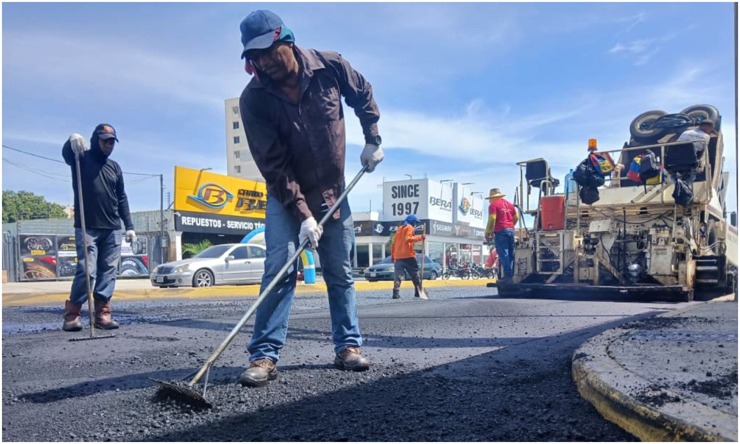 Alcaldía de Maracaibo culmina la rehabilitación integral de la avenida Las Delicias con 5.600 toneladas de asfalto