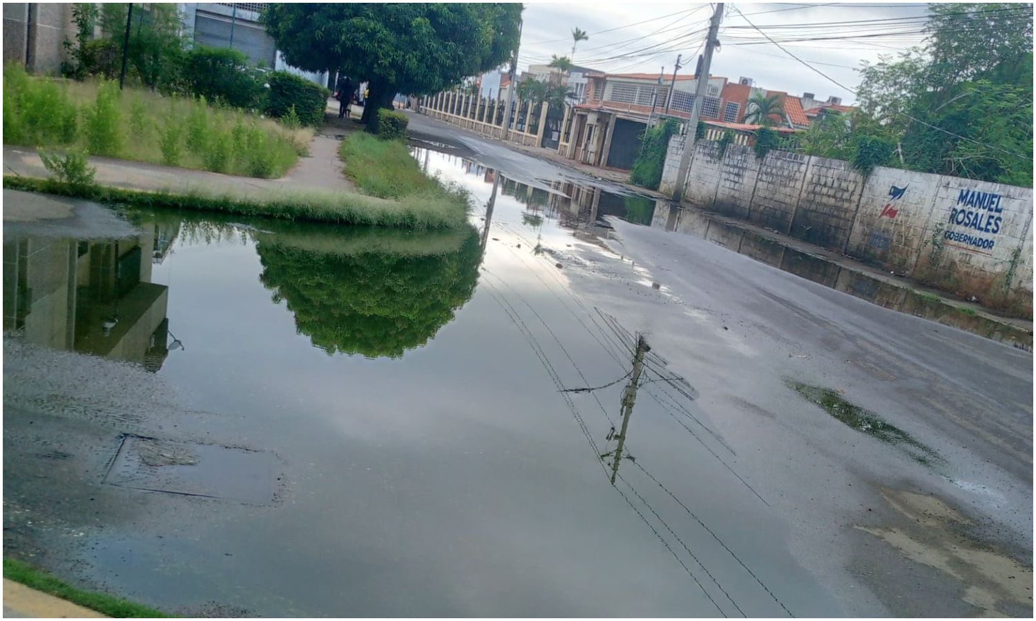 Familias del conjunto residencial Llano Alto en Maracaibo exigen solución ante filtración de aguas servidas que amenaza el servicio eléctrico