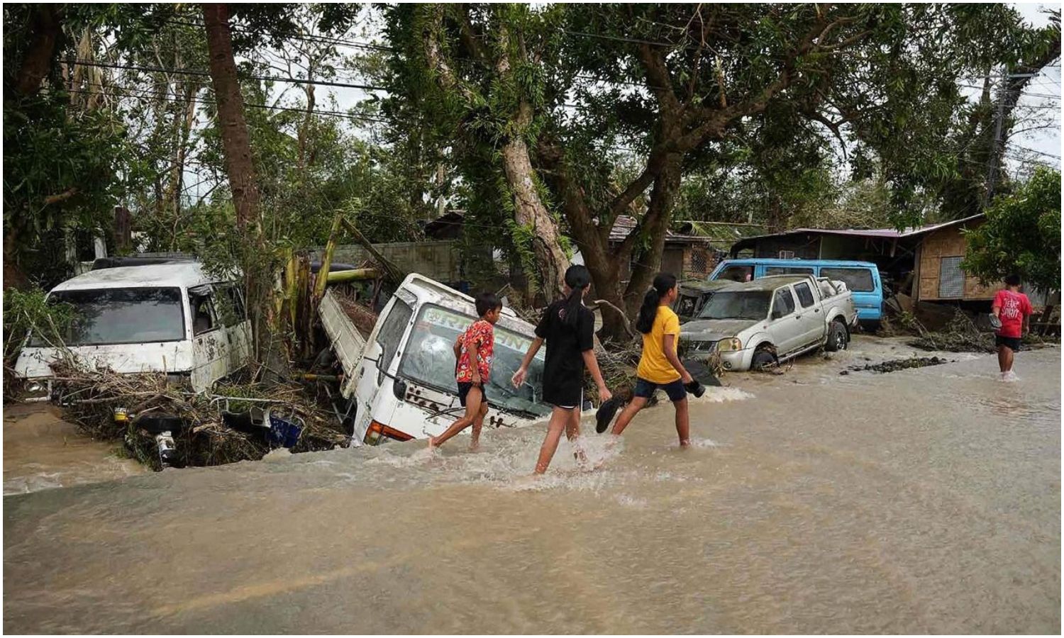 Aumenta a 18 la cifra de muertos por el paso del supertifón Fung-wong en Filipinas