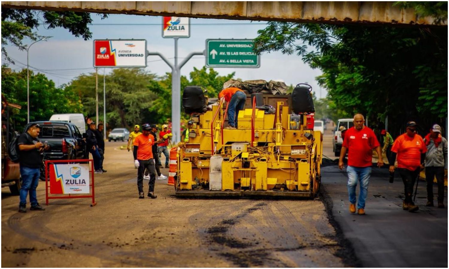 Gobernador Luis Caldera inicia la semana con colocación de 6.000 toneladas de asfalto y nuevas obras de infraestructura en Maracaibo