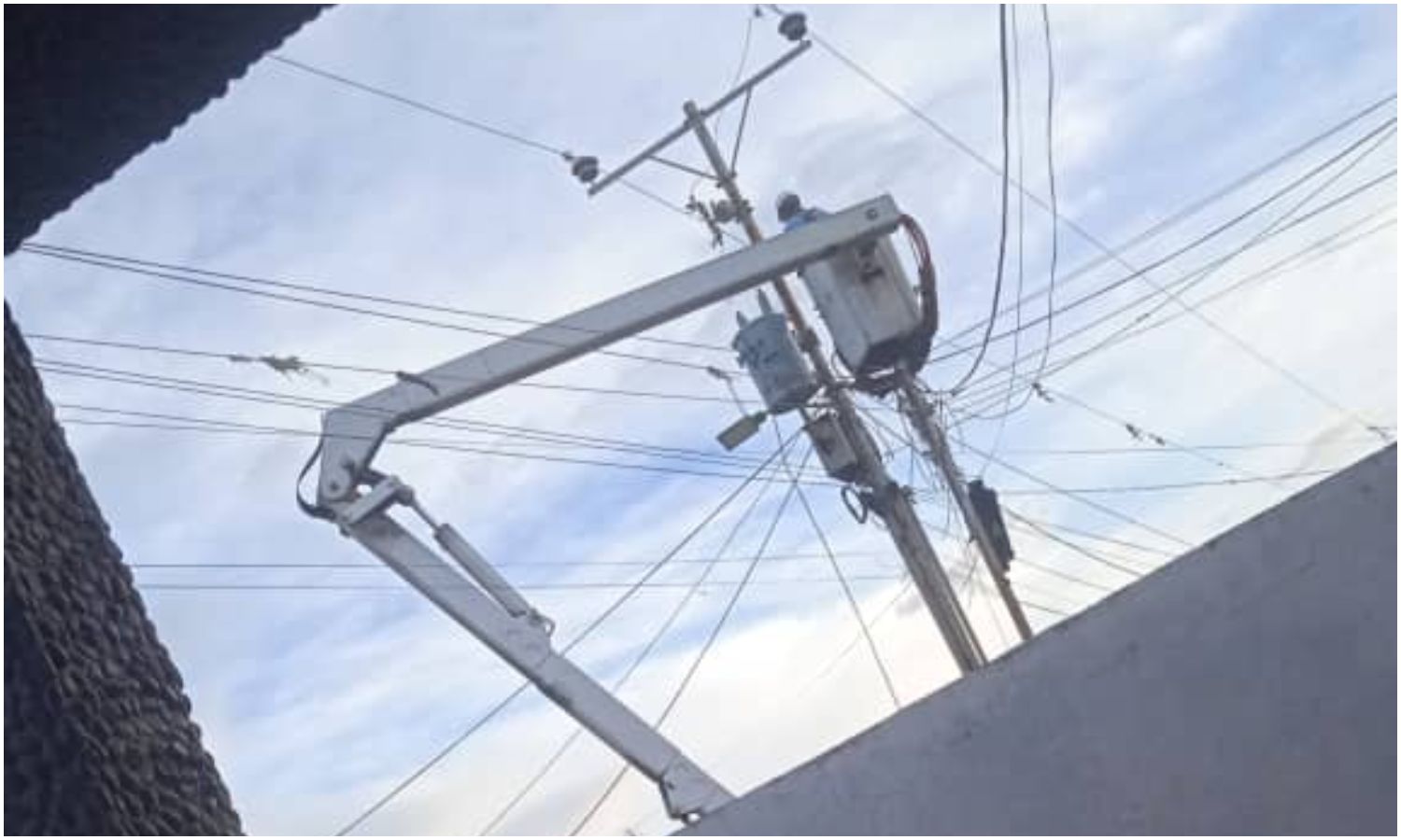 Sustituyen transformador que dejó casi un mes sin electricidad a 20 familias del barrio Los Tres Reyes Magos en Maracaibo