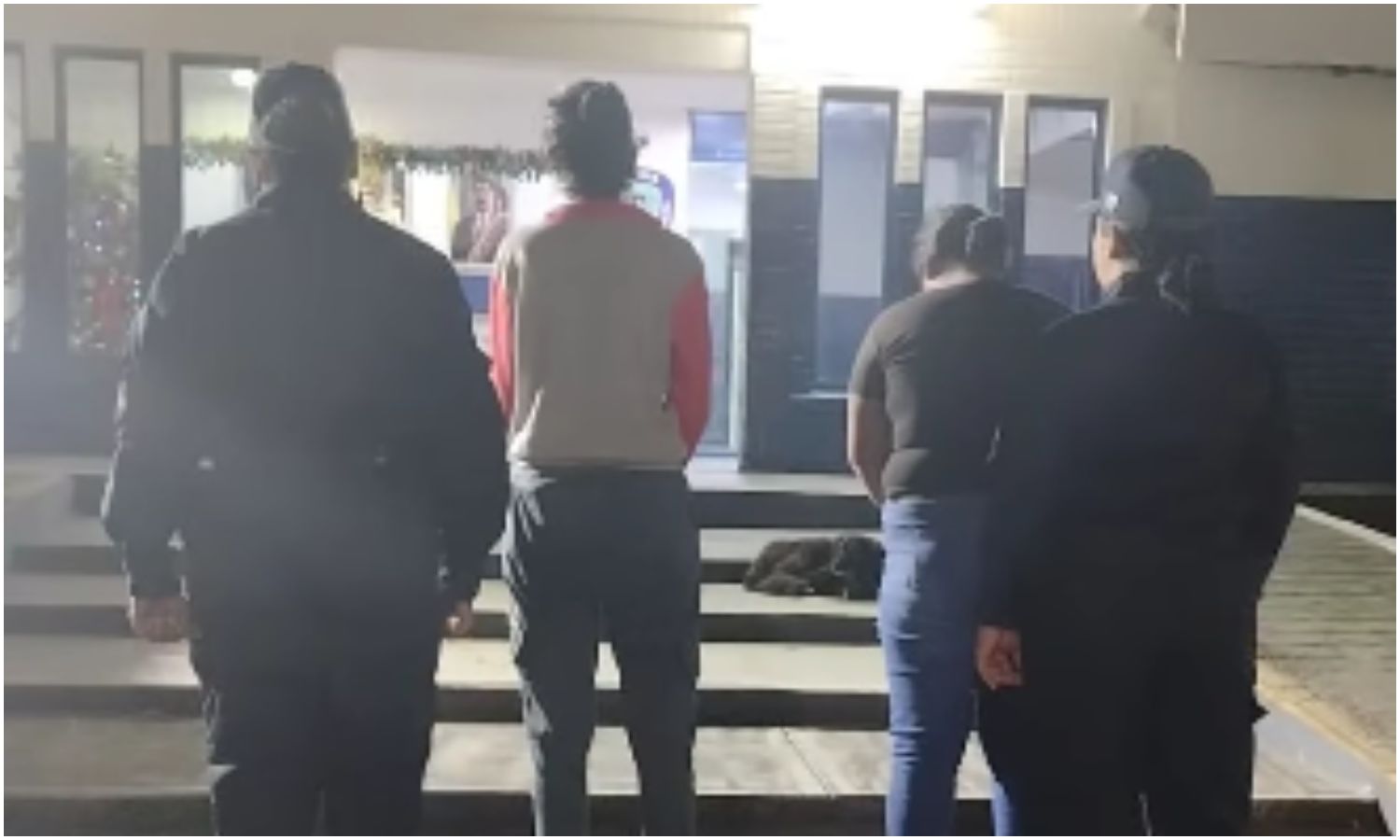 Detienen a dos mujeres por actos indecentes en un evento público: se quitaron la ropa y rociaron alcohol mientras bailaban