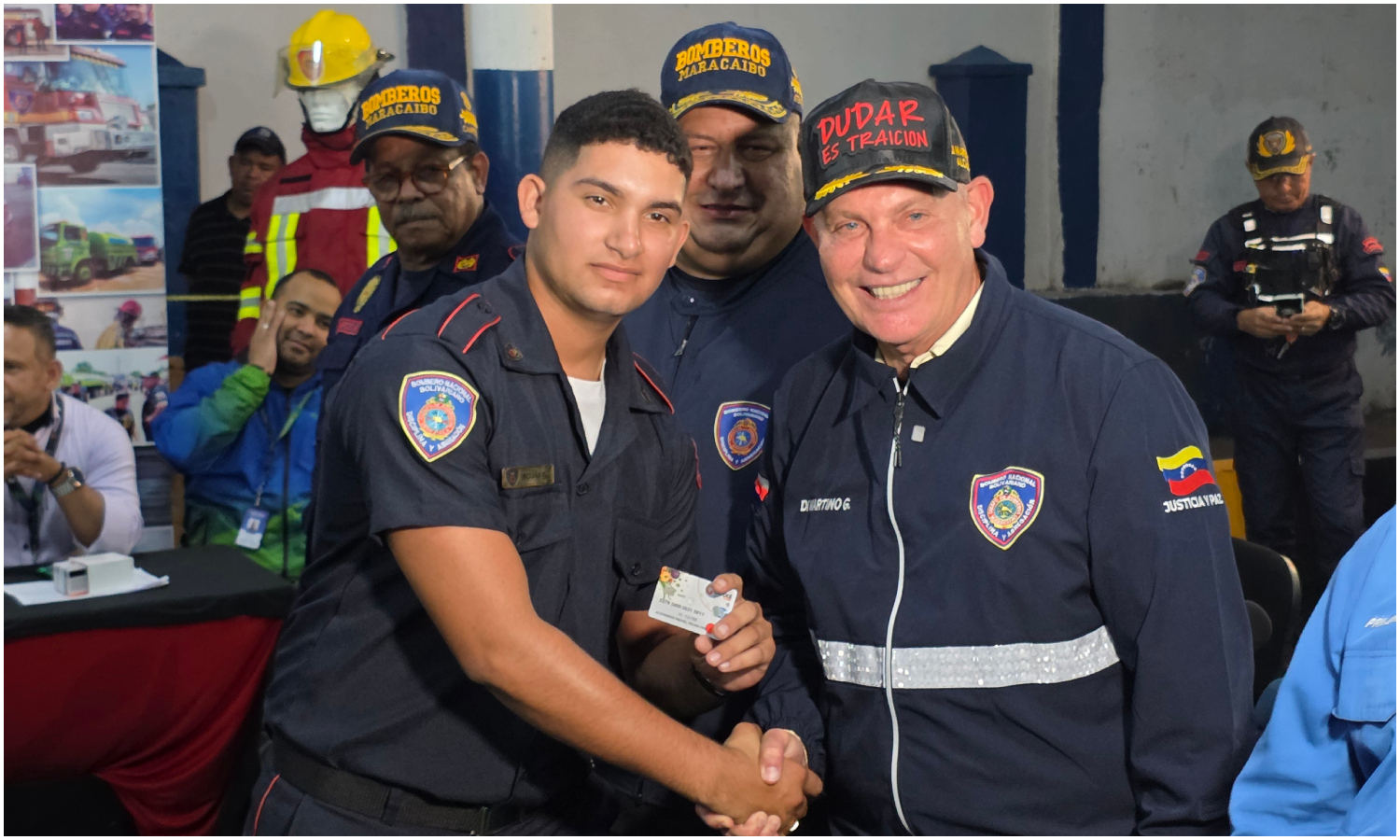 Alcaldía de Maracaibo entrega 313 tarjetas de bonificación al Cuerpo de Bomberos