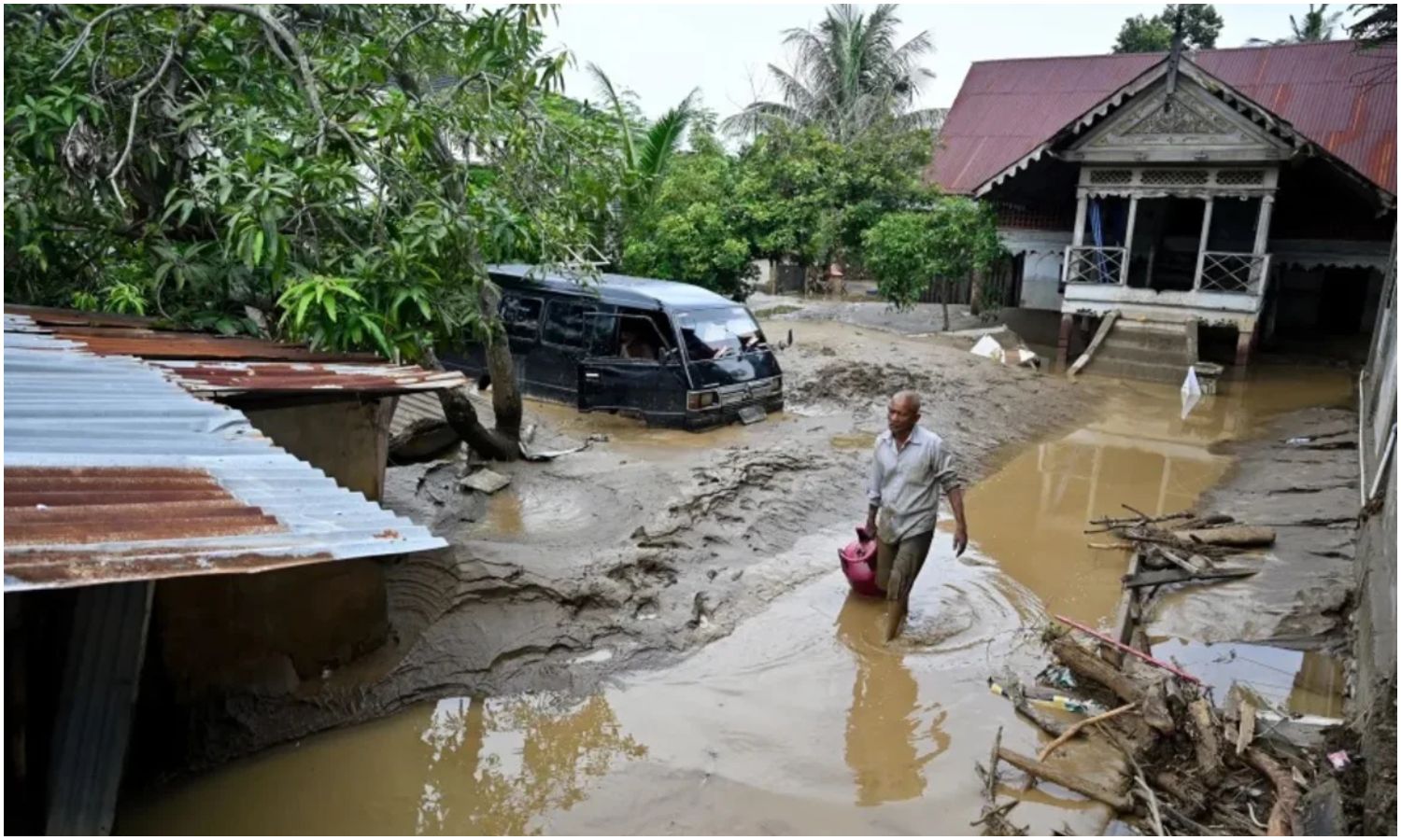 Inundaciones en Indonesia dejan más de 400 muertos y cientos de desaparecidos