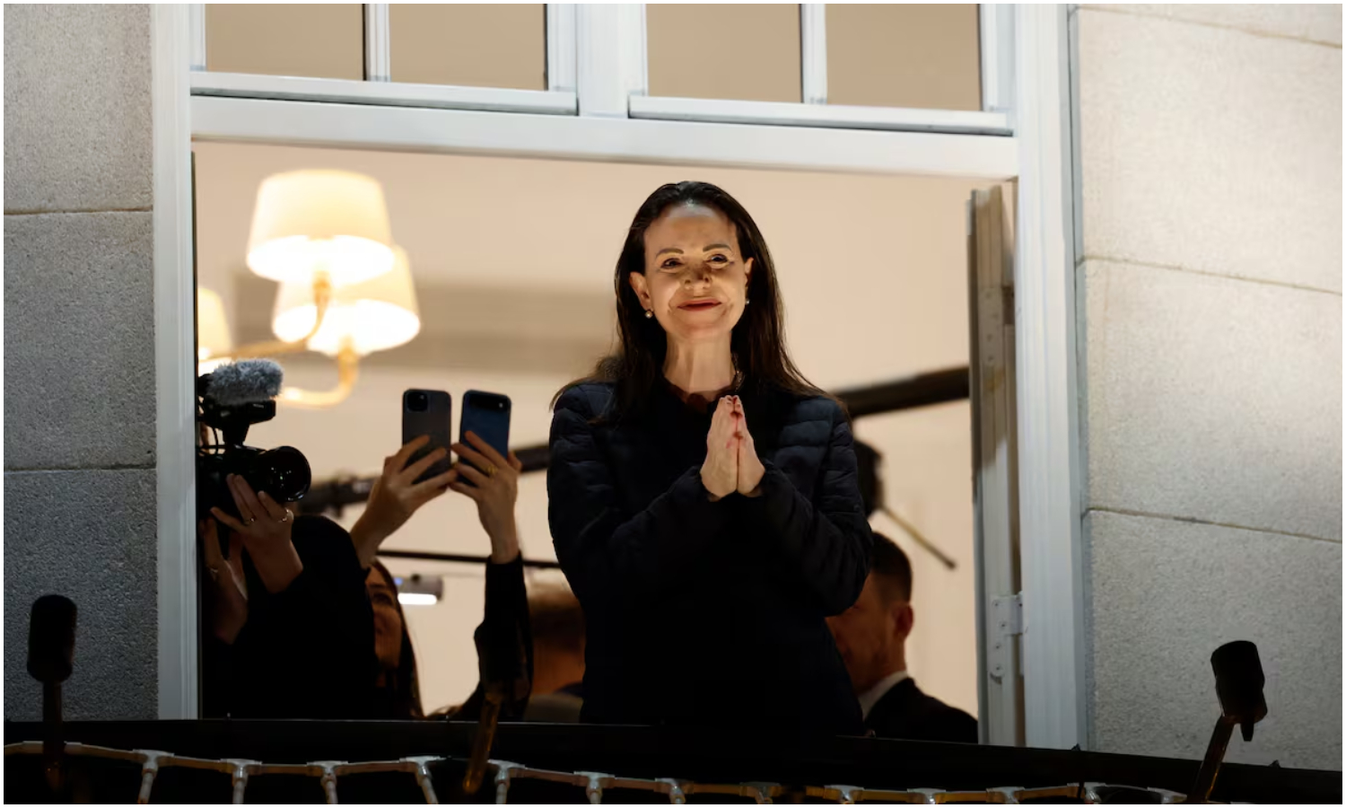 María Corina Machado saluda a sus seguidores desde el balcón del Grand Hotel: así fue su primera aparición pública en Oslo