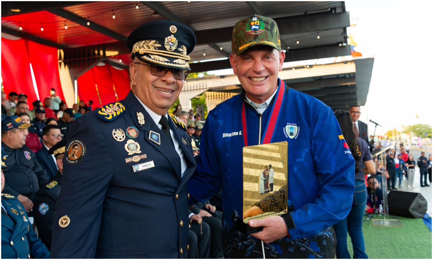Alcalde Di Martino recibe condecoración de Polimaracaibo en el 33° aniversario del cuerpo policial