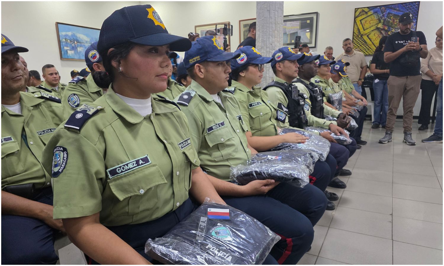 Alcalde Di Martino entrega nuevos uniformes y anuncia bono permanente para funcionarios de Polimaracaibo