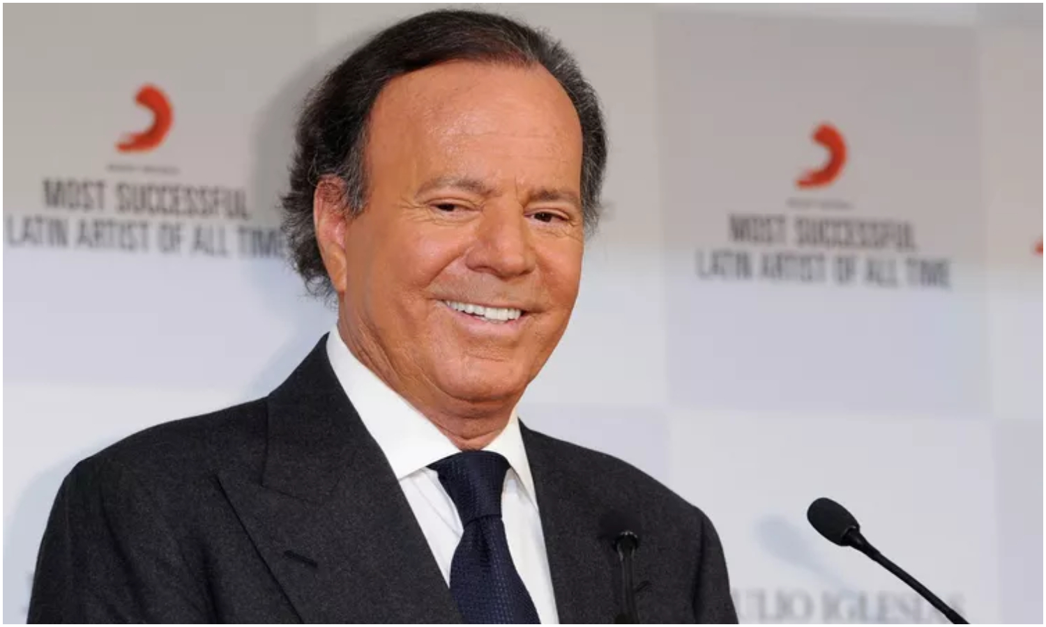 Julio Iglesias enfrenta acusaciones de abuso sexual por parte de dos extrabajadoras