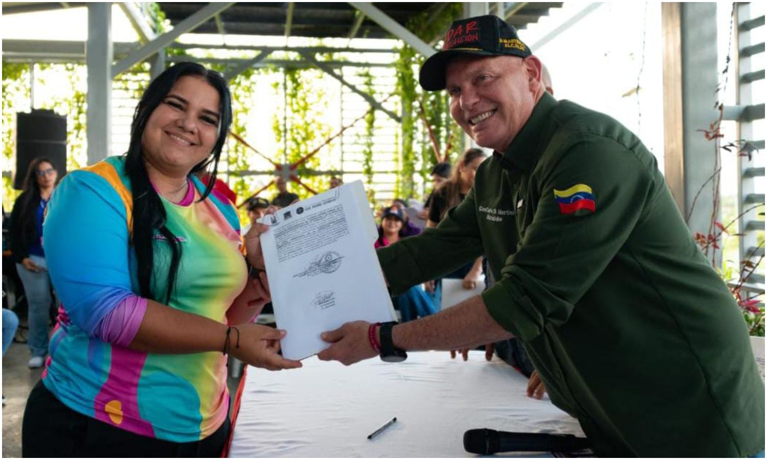 Alcaldía de Maracaibo formaliza contratos con emprendedores del Parque Ana María Campos y entrega ayudas humanas