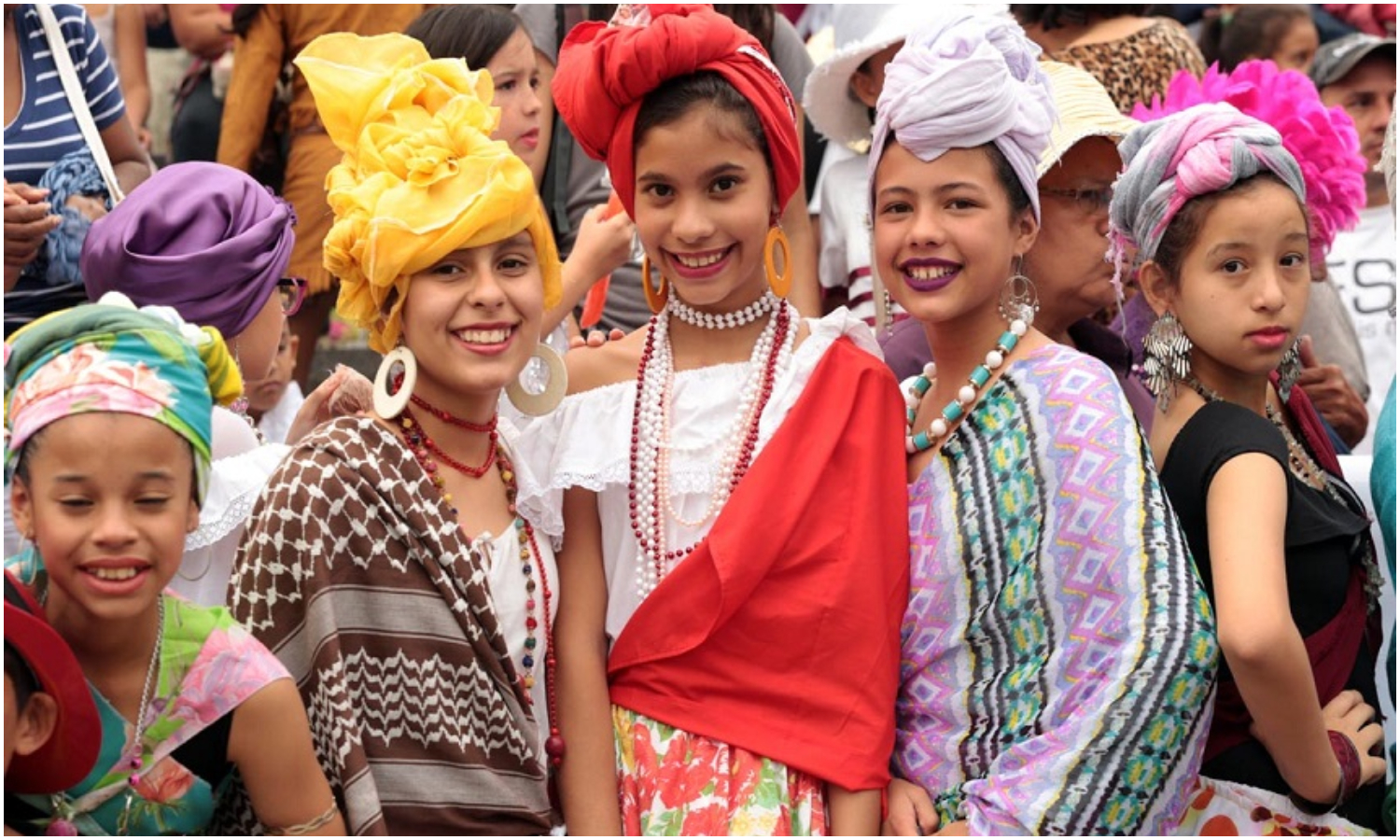 Ministerio de Educación prohíbe disfraces “costosos” y exigir aportes económicos a los padres para celebraciones de Carnaval en las escuelas