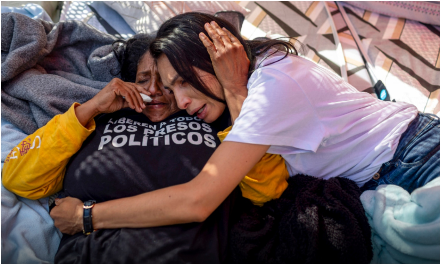 Familiares de presos políticos superan las 96 horas en huelga de hambre frente a Zona 7 en Caracas
