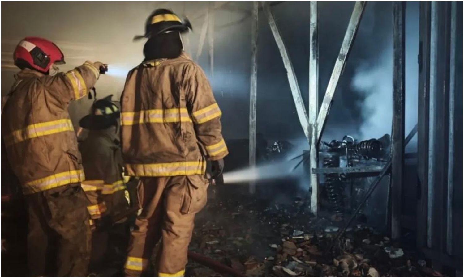 Bomberos de Maracaibo controlan incendio en taller mecánico en el sector Panamericano