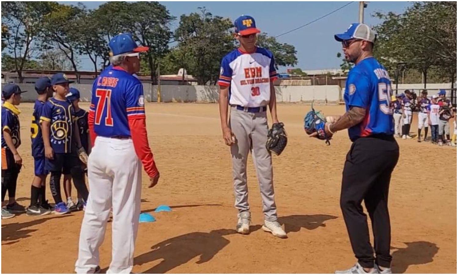 Alcaldía de Maracaibo promueve el deporte: 180 niños disfrutaron una clínica de béisbol con Silvino Bracho