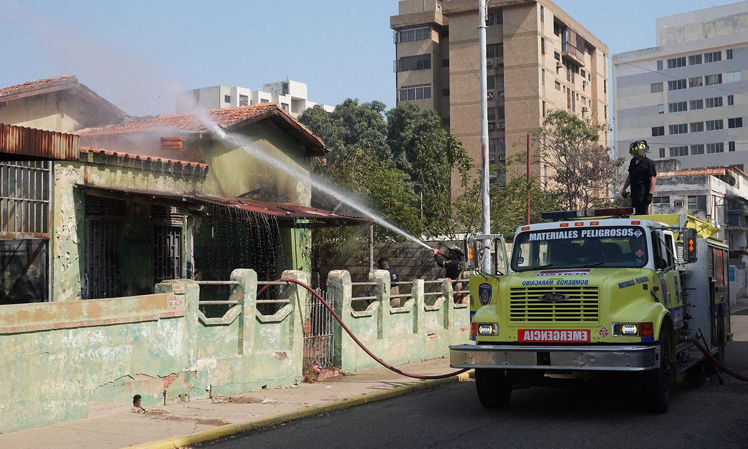 Bomberos controlan incendio “intencional” en casa abandonada en Maracaibo: “Le pedimos al dueño de la vivienda que asuma con responsabilidad su propiedad”