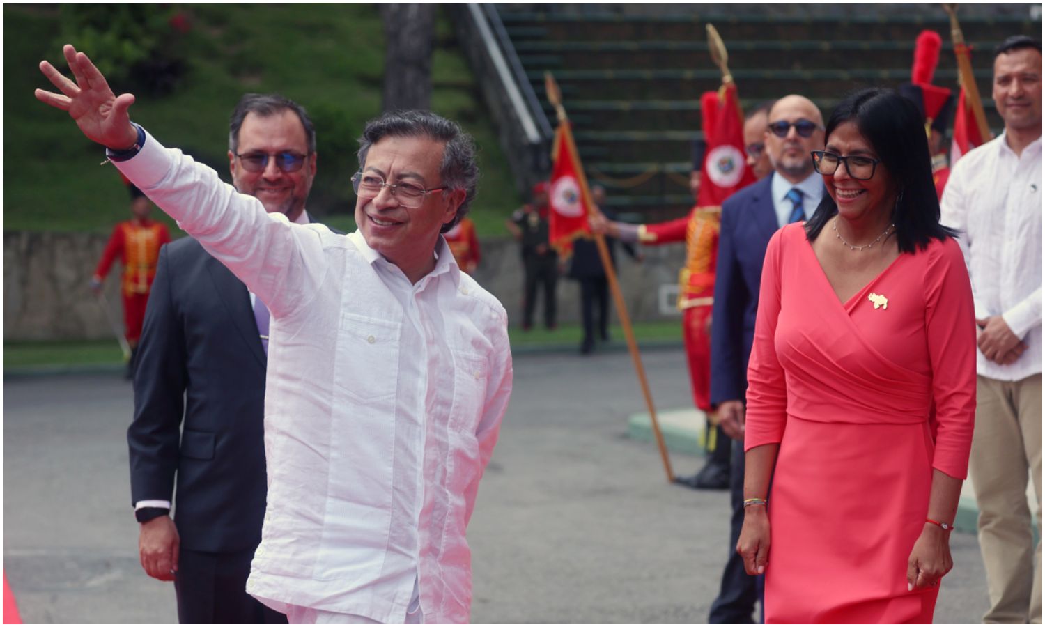 Gustavo Petro llega a Caracas para reunirse con Delcy Rodríguez