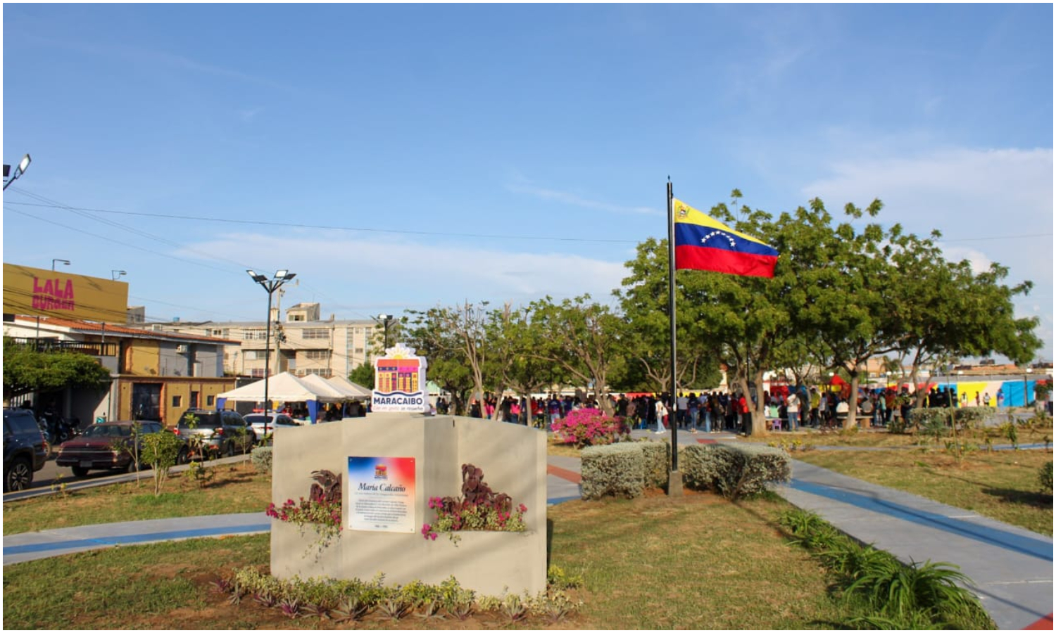 Alcaldía de Maracaibo entrega renovada la plaza María Calcaño y financia viaje de escuela de fútbol infantil