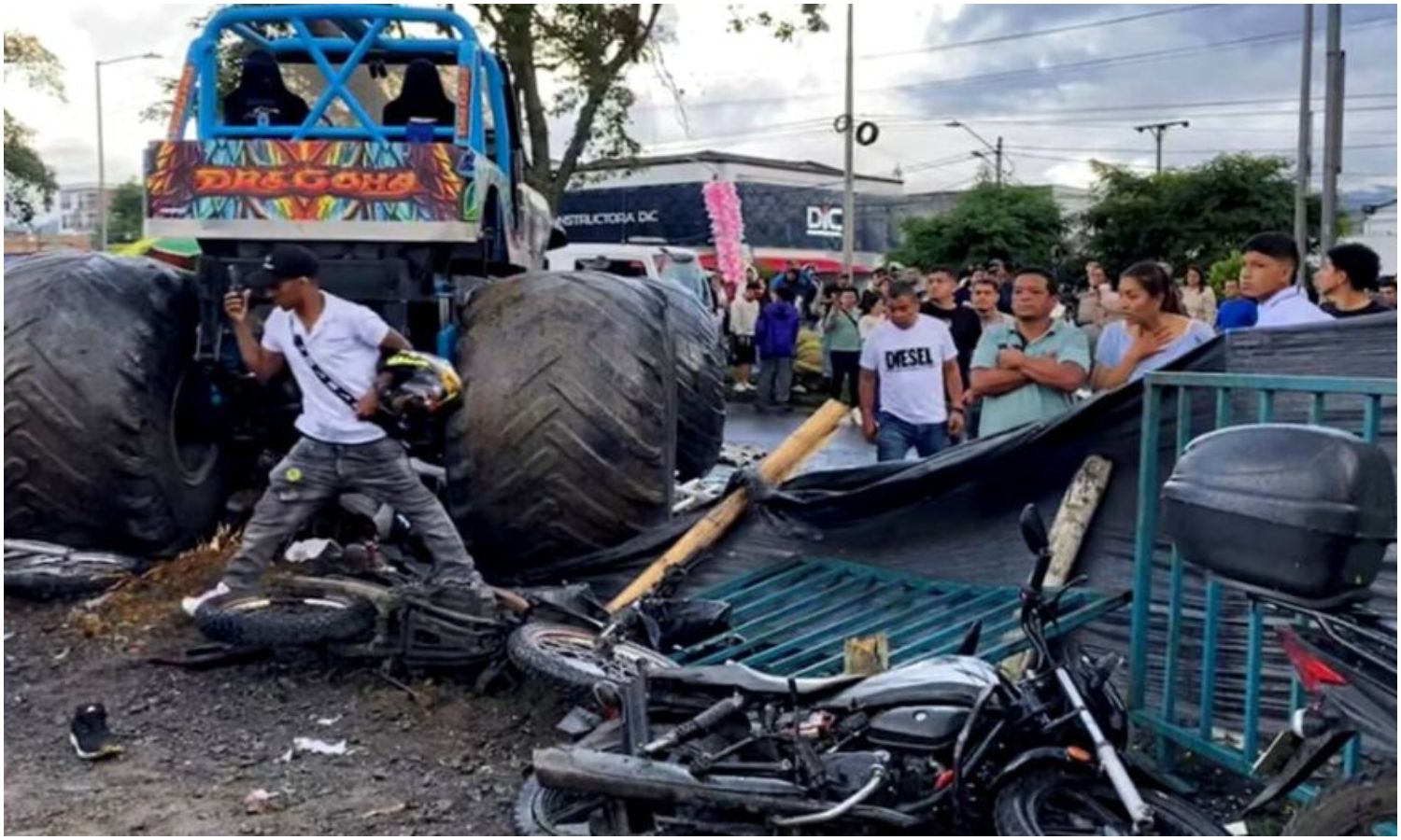 Tres muertos y 38 personas heridas deja accidente de camión monstruo en Colombia