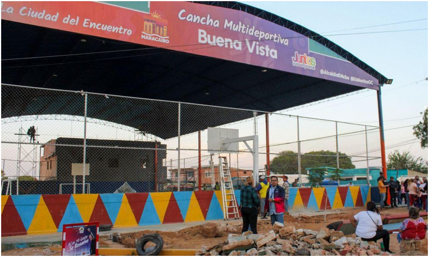 Alcaldía de Maracaibo avanza en la rehabilitación de una cancha y parque infantil en el sector Buena Vista