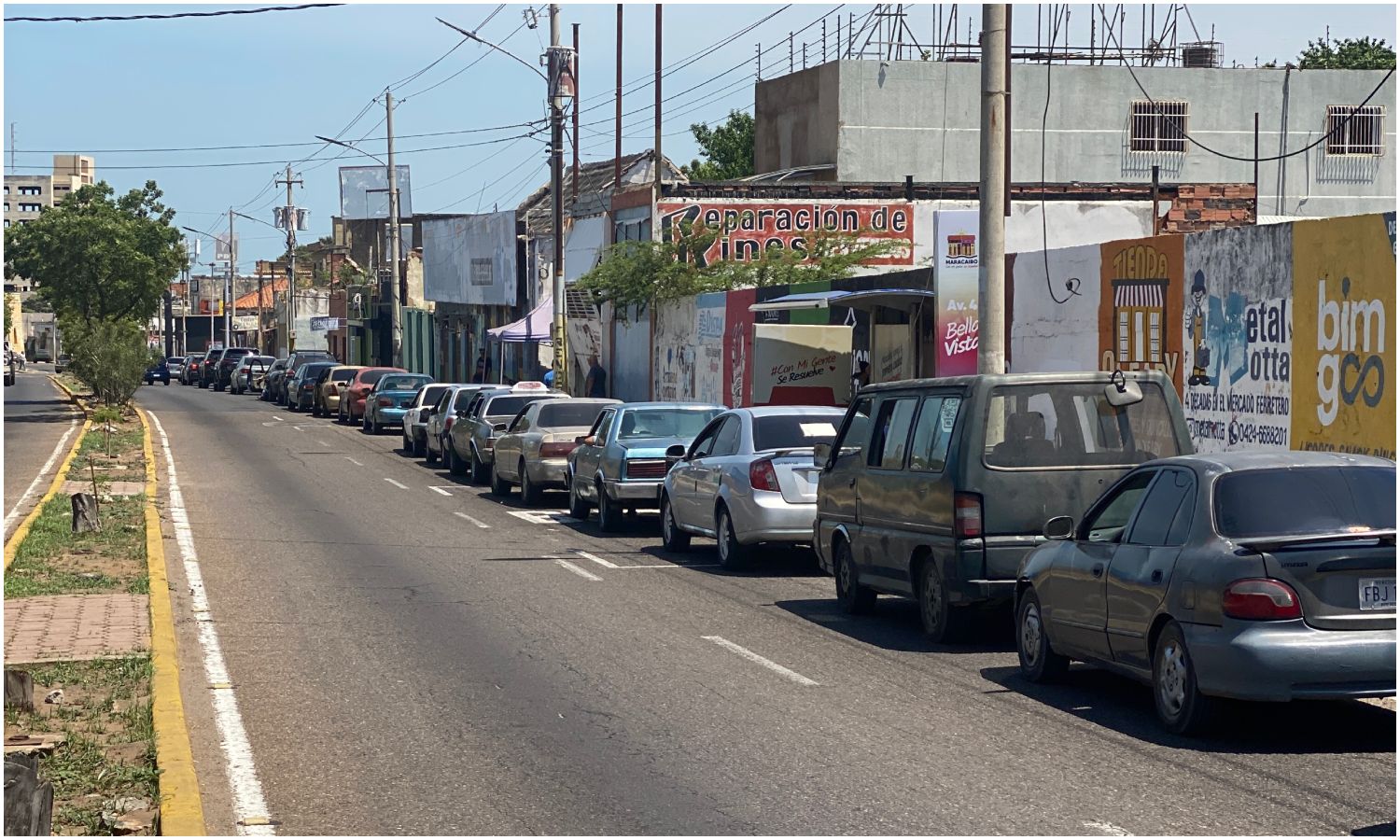Reportan largas colas para surtir gasolina en Maracaibo: culpan a la falta de electricidad