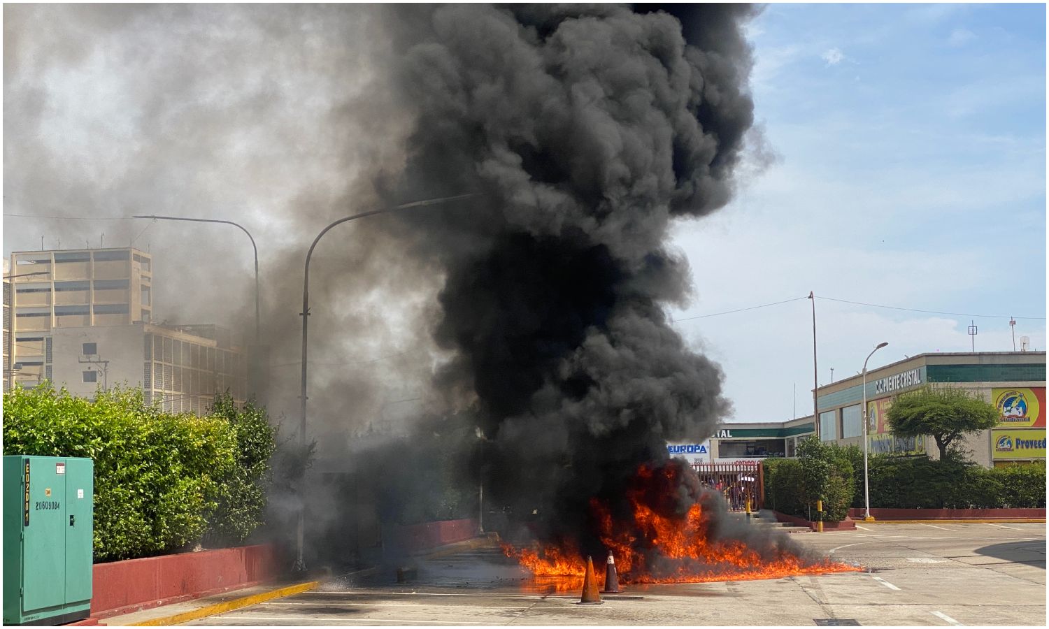 Pánico en Ciudad Chinita: transformador se incendió presuntamente tras ser impactado por un vehículo en el estacionamiento