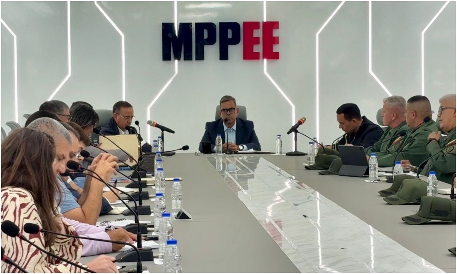 Ministerio de Energía Eléctrica evalúa plan de ahorro energético para sectores públicos y privados