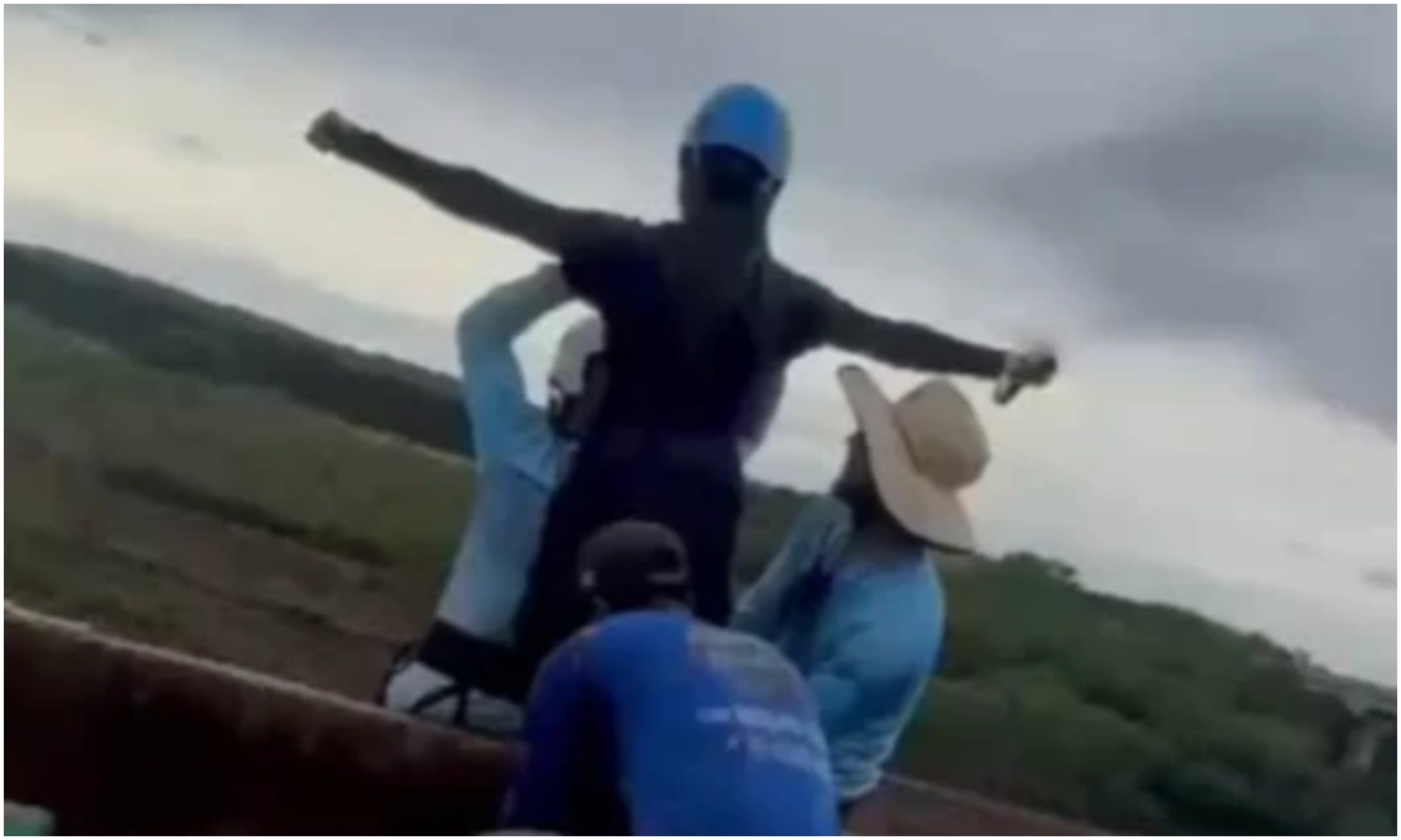 Investigan la muerte de una joven en Brasil tras ser lanzada desde un puente sin estar asegurada a una cuerda