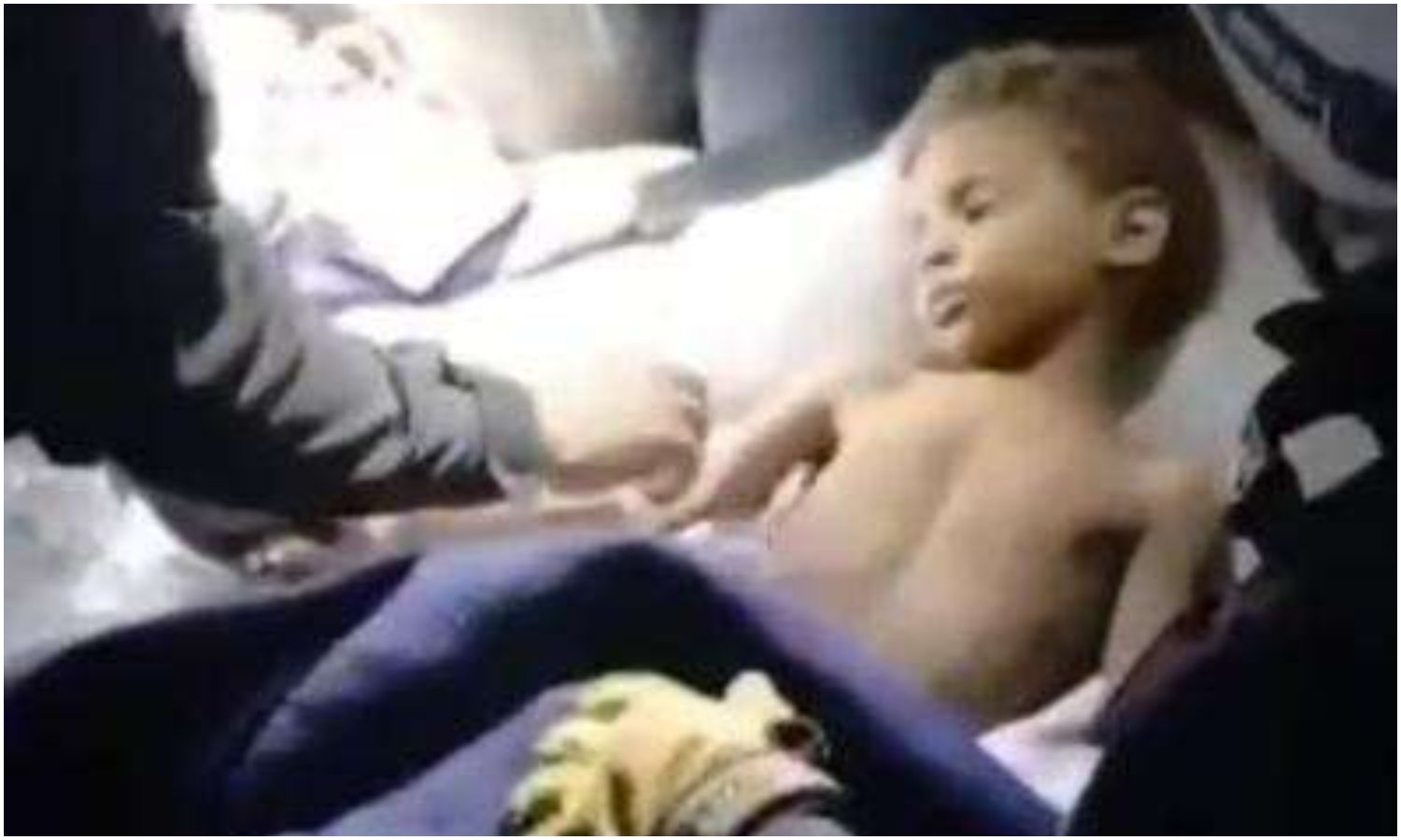 Rescatan con vida a un niño de tres años tras permanecer seis días bajo los escombros en La Guaira