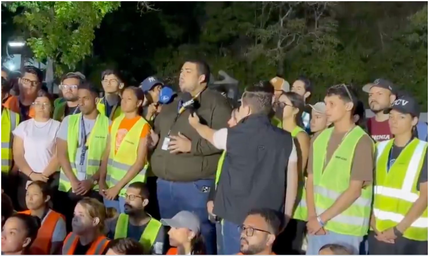 Estudiantes denuncian la retención de siete camiones con ayuda humanitaria destinada a afectados por los terremotos